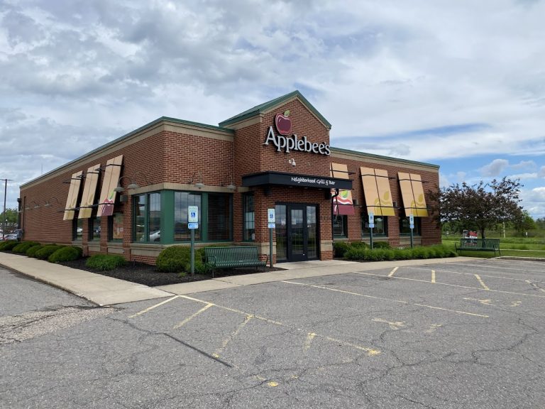 applebees marshfield restaurant exterior 768x576