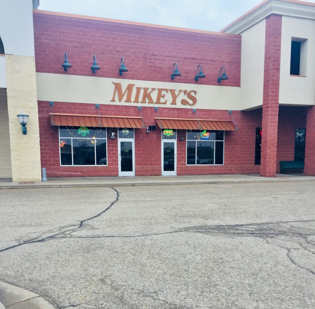 mikeys stevens point restaurant exterior 1024x1005
